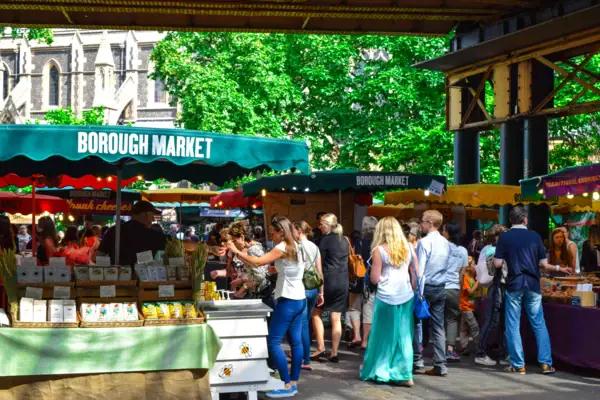 Eine Gruppe von Menschen auf einem Markt im Freien.