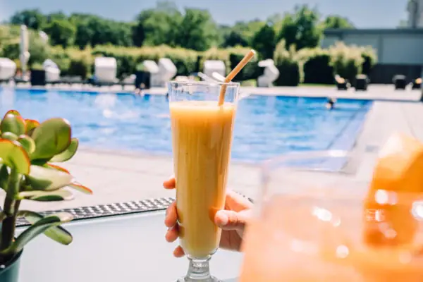 Gesunde Drinks am Pool