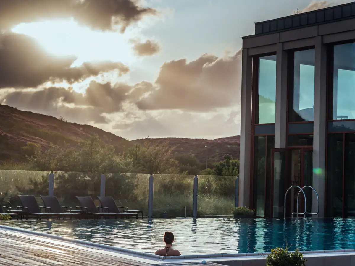 Eine Frau in dem Outdoor-Pool im A-ROSA Hotel Sylt.