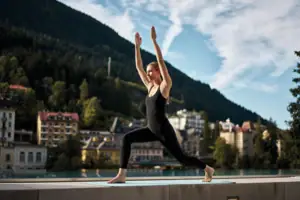 Eine Frau in schwarzer Kleidung beim Yoga im Freien.