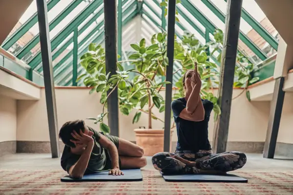 Mann und Frau beim Yoga