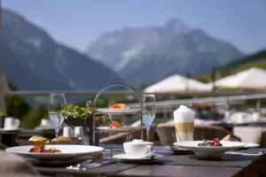 Ein Tisch mit Tellern, Speisen und Getränken.