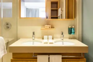 Badezimmer mit Spiegel und Waschbecken