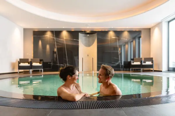 Ein Mann und eine Frau im Pool im A-ROSA Ceres am Meer in Binz