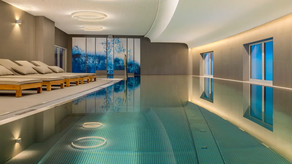 Ein Hallenbad in einem Gebäude.