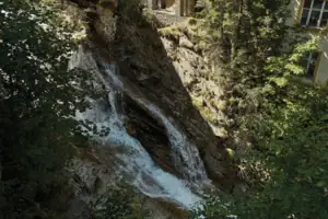 Wasserfall auf einer Klippe