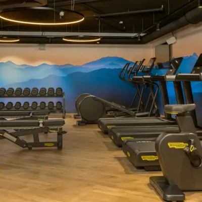 Fitnessstudio mit Laufbändern und Trainingsgeräten