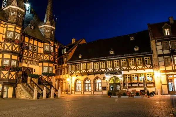 Gebäude mit Turm und Treppe bei Nacht