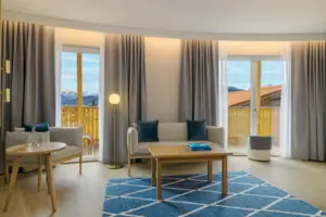 Ein Wohnzimmer mit einem Sofa und einem Tisch.