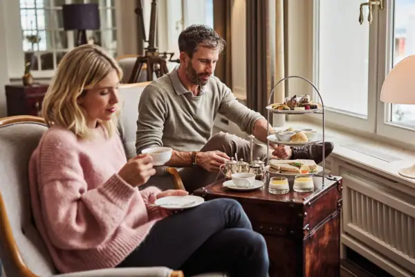 Ein Mann und eine Frau sitzen an einem Tisch mit Essen.