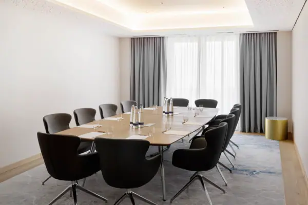 Konferenzraum 2 im A-ROSA Tegernsee mit einer Blocktafel 