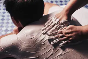 Person erhält eine Rückenmassage.
