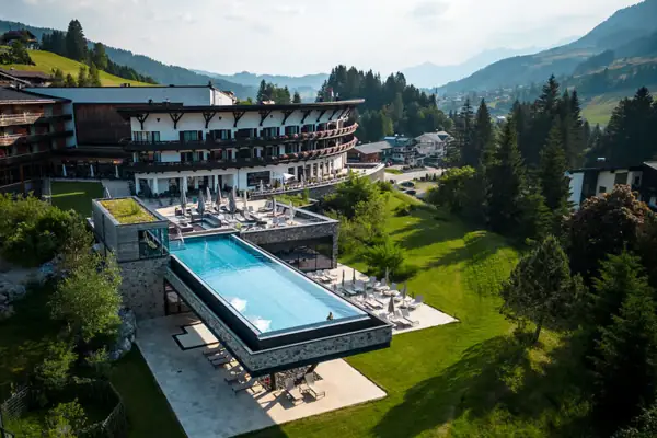 Ein Swimmingpool im Freien mit Blick auf Bäume und Himmel.