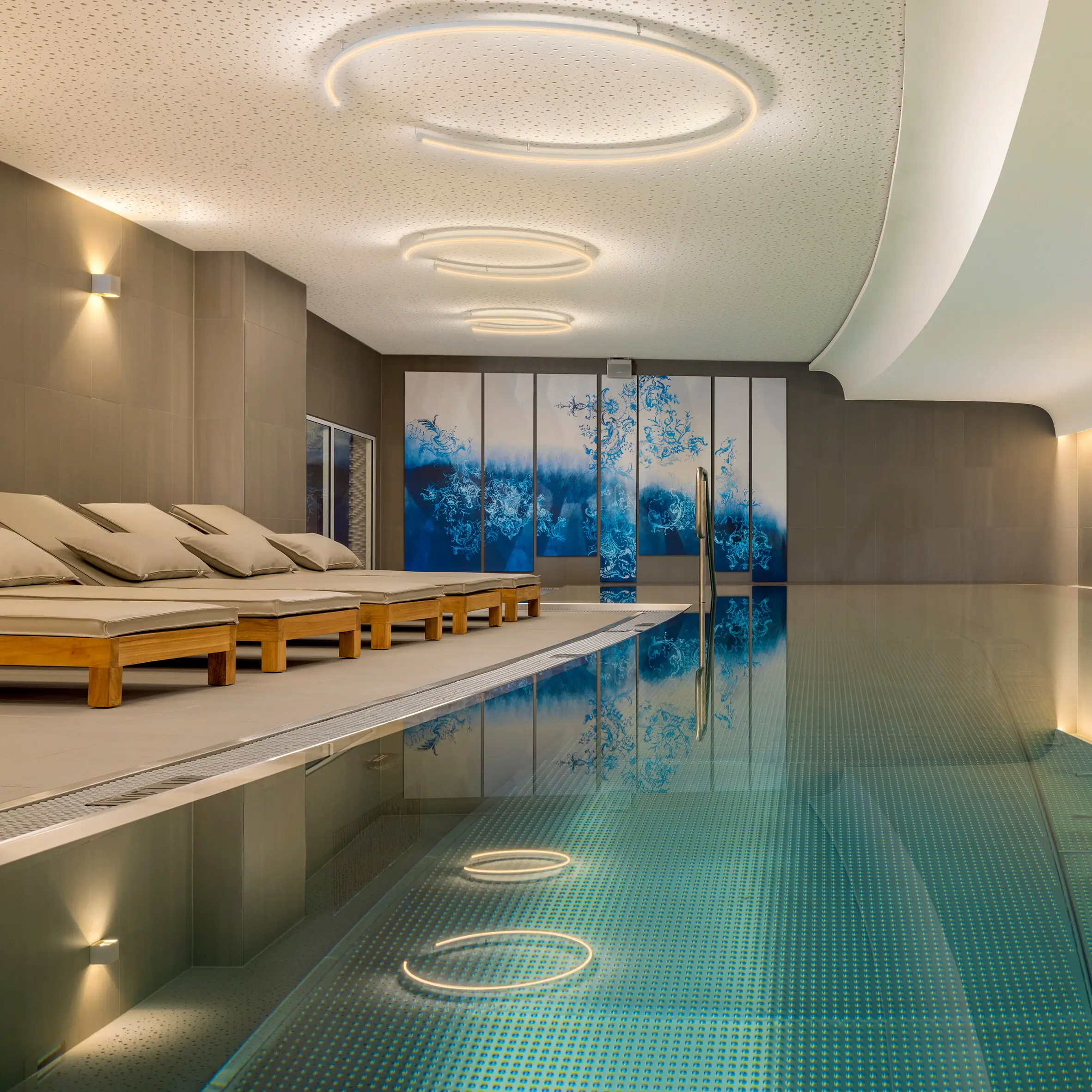 Ein Hallenbad mit modernem Design.