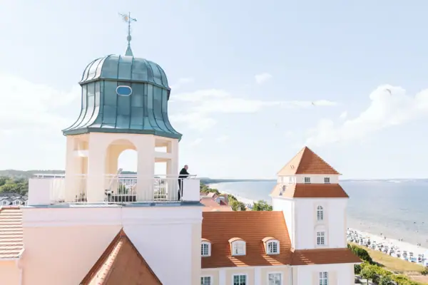 Eine Person steht auf einem Turm unter freiem Himmel.