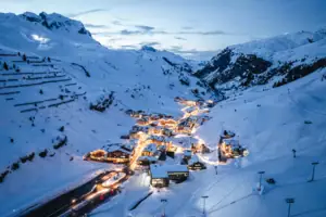 Verschneite Stadt in winterlicher Landschaft.