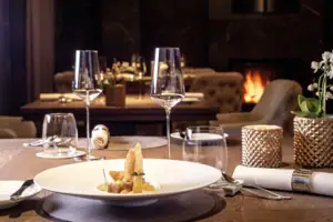 Ein Tisch mit einem Teller Essen und Weingläsern.