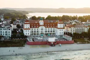 Großes Gebäude mit Strand und Wasser im Hintergrund
