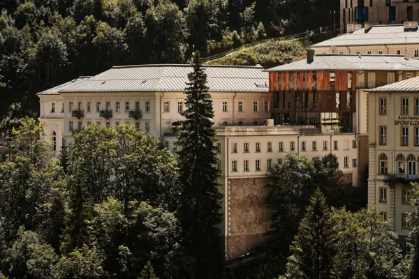 Ein Gebäude von Bäumen umgeben.