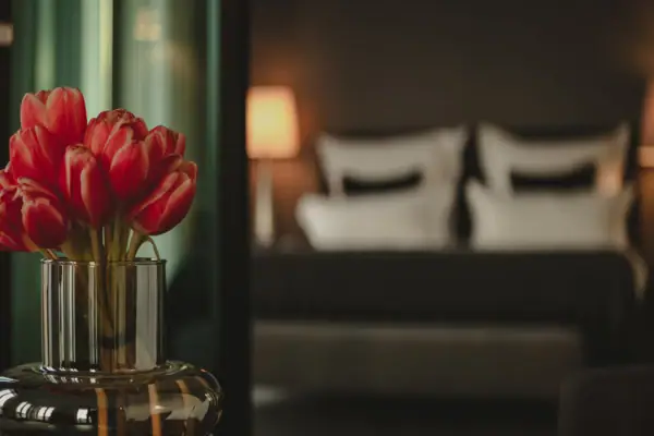 Eine Vase mit Blumen.