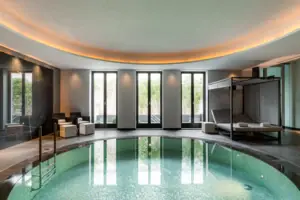 Innenpool mit einem Bett und einem Baldachin darüber.