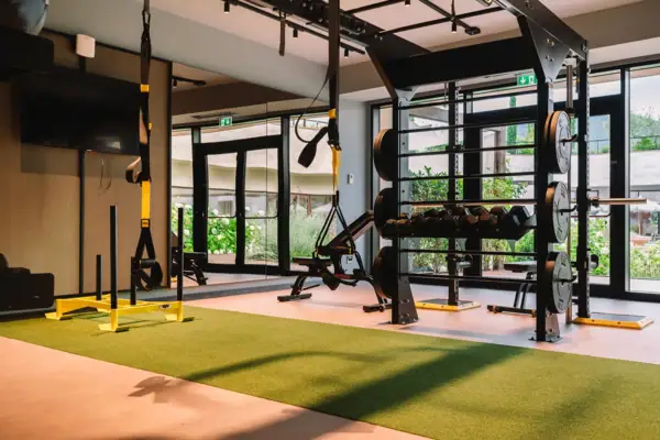 Moderner Bereich für Krafttraining mit Hanteln und Functional-Rack im A-ROSA Gardasee.