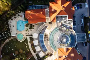 Luftaufnahme eines Gebäudes mit zwei Pools