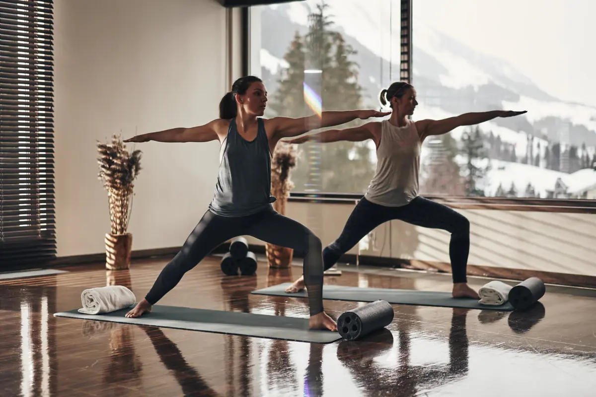 Eine Gruppe von Frauen beim Yoga.