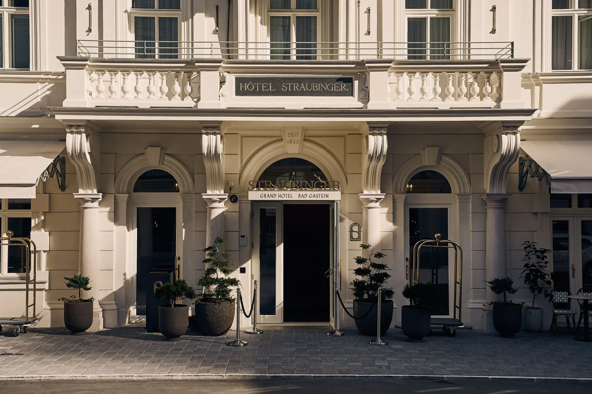 Gebäude mit Tür und Fenstern