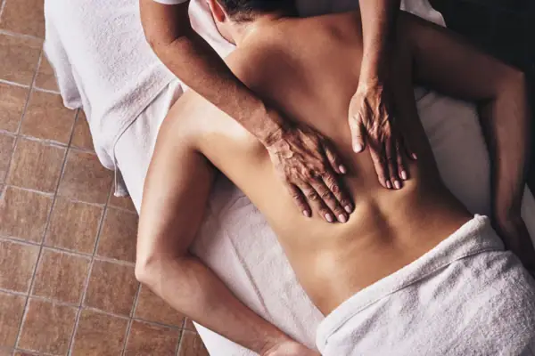 Eine Person erhält eine Rückenmassage.