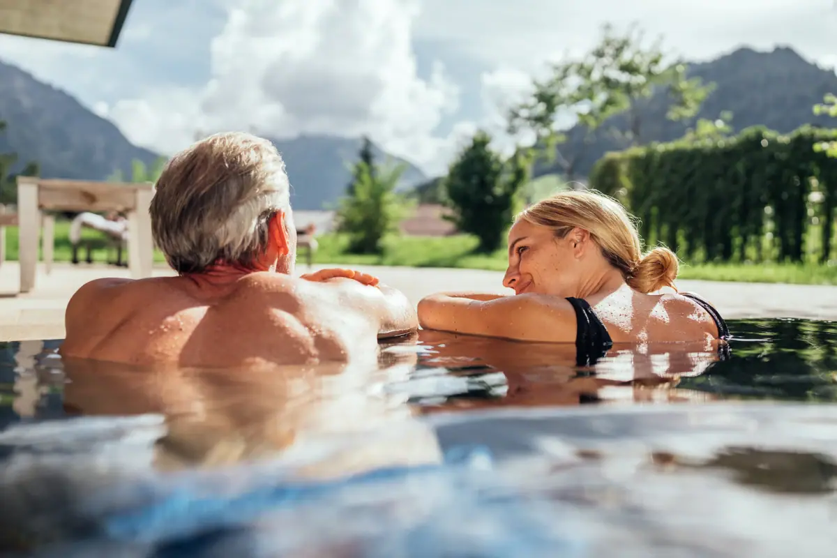 Ein Mann und eine Frau in einem Pool.