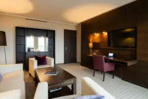 Ein Hotelzimmer mit Fernseher und Tisch.