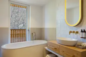 Badezimmer mit Badewanne und Waschbecken