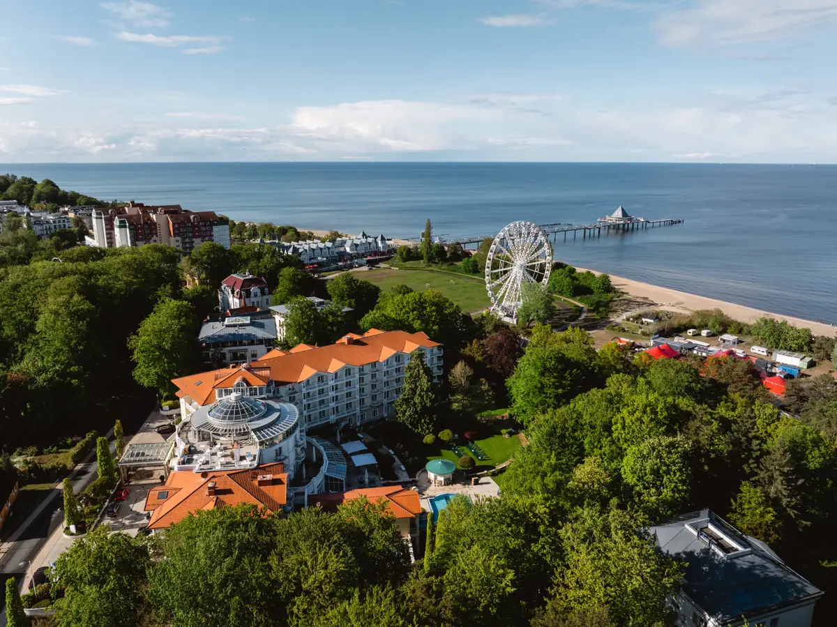 Eine Stadt am Wasser mit klarem Himmel und Wolken.