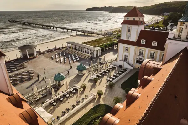 Ein Gebäude am Strand mit einem Pier im Vordergrund.