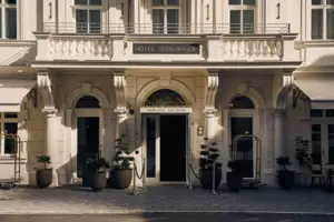 Gebäude mit Tür und Fenstern