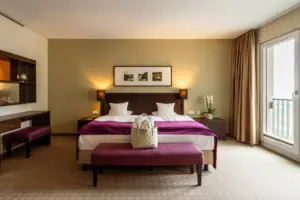 Schlafzimmer mit Bett und Bank.
