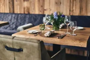 Ein Tisch mit Weingläsern und Servietten
