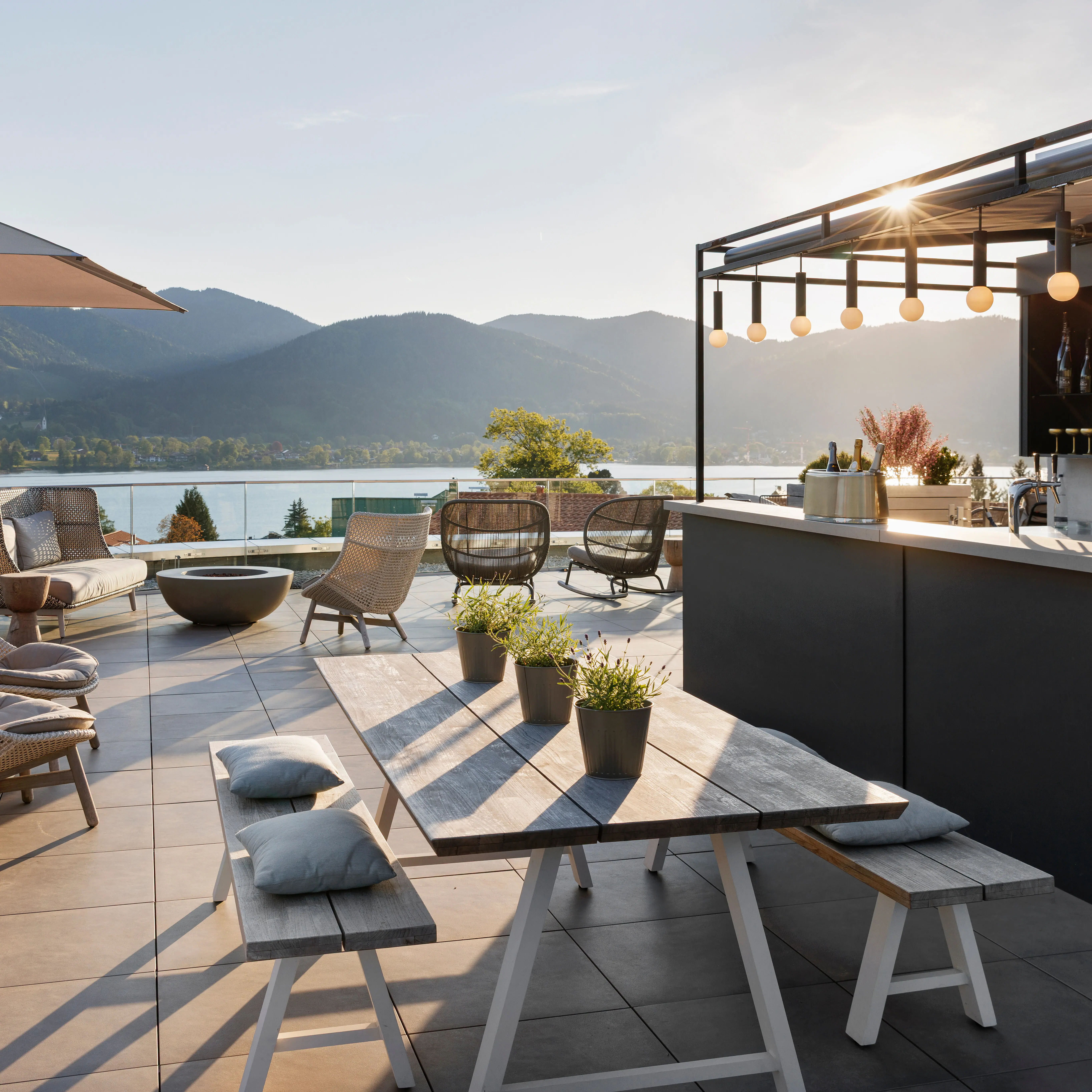Die NI Bar im A-ROSA Tegernsee mit Blick auf die Berge und den See.