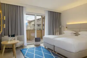 Ein Schlafzimmer mit einem Bett und einem Teppich.