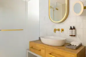 Ein Badezimmer mit Waschbecken und Spiegel.