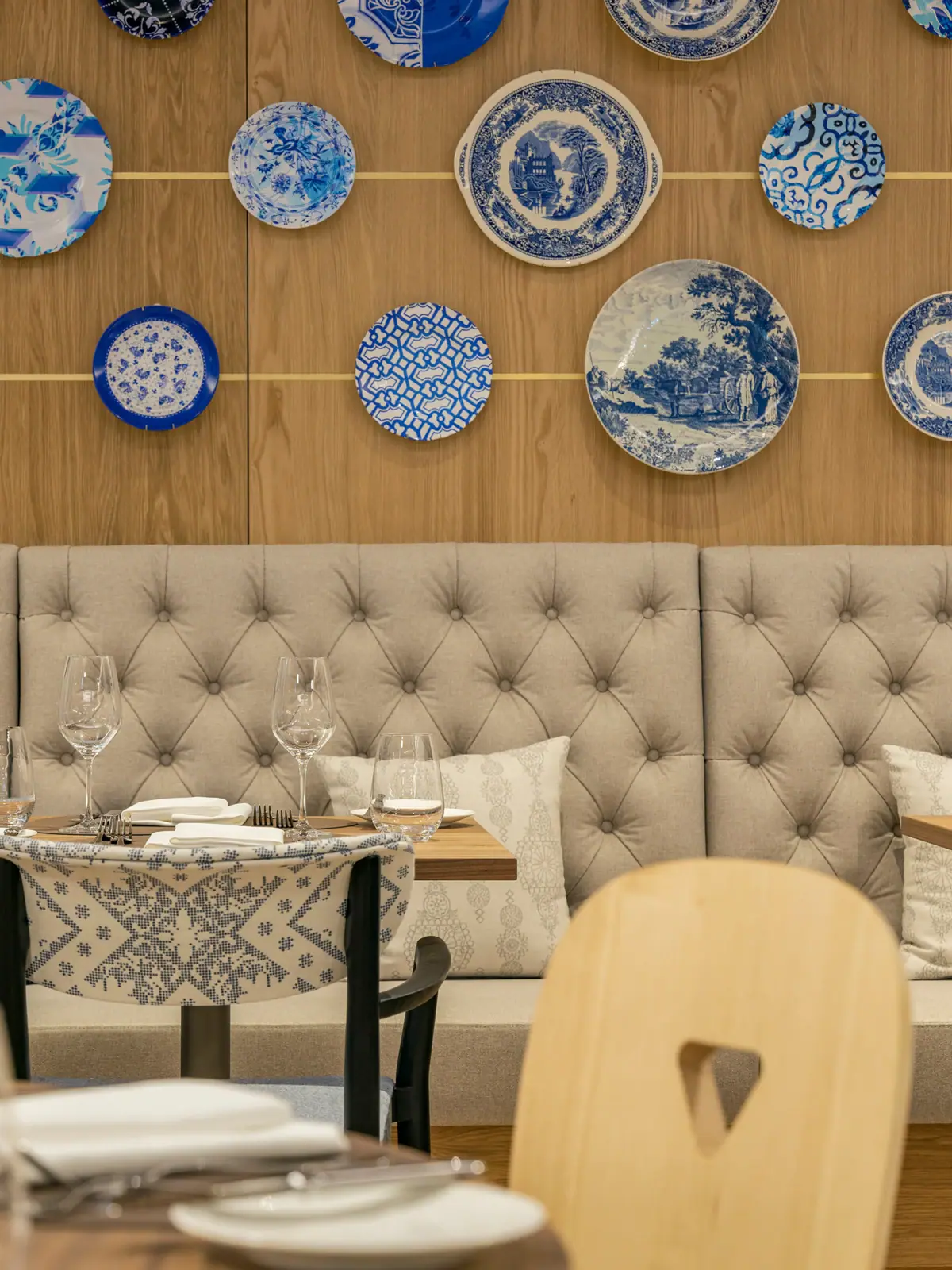 Ein Restaurant mit blauen und weißen Tellern an der Wand.