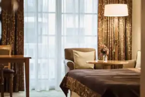 Ein Zimmer mit einem Bett und einer Lampe.