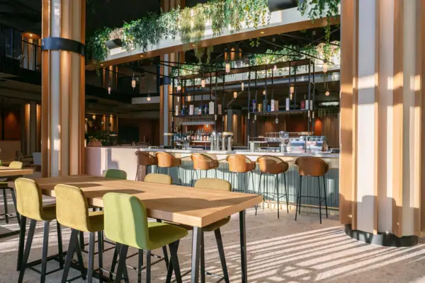 Die Bar im A-ROSA Gardasee mit einem Tisch und im Hintergrund der Bartresen.
