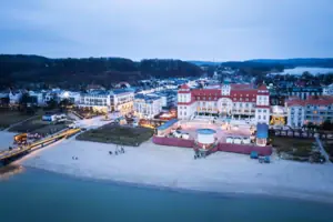 Stadtansicht mit Gebäuden und Strand im Vordergrund.