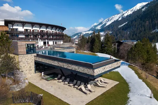 Ein Schwimmbecken in einem Gebäude mit einem Berg im Hintergrund.