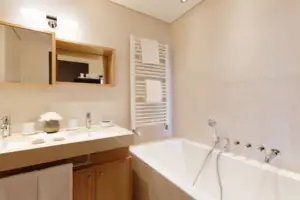 Ein Badezimmer mit Badewanne und Waschbecken.