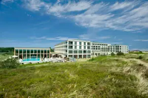Ein Gebäude mit einem Pool im Hintergrund.