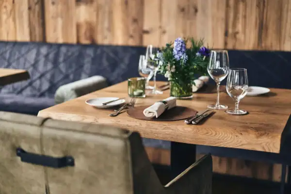 Ein Tisch mit Weingläsern und Servietten