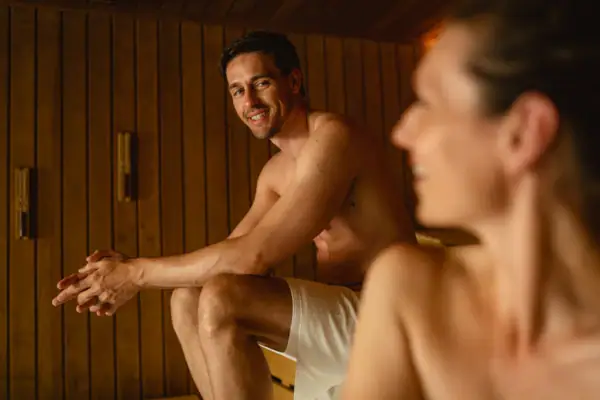 Ein Mann und eine Frau in einer Sauna.